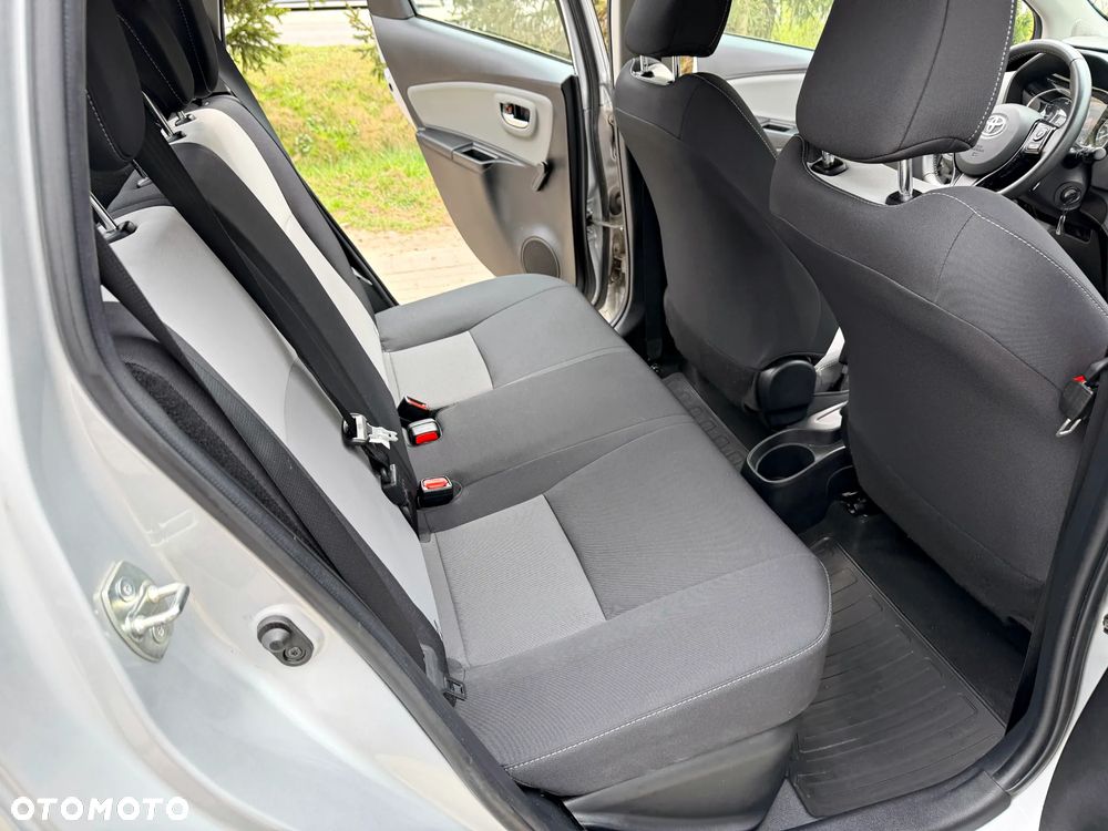 Toyota Yaris Hybrid 100 Sol - 13