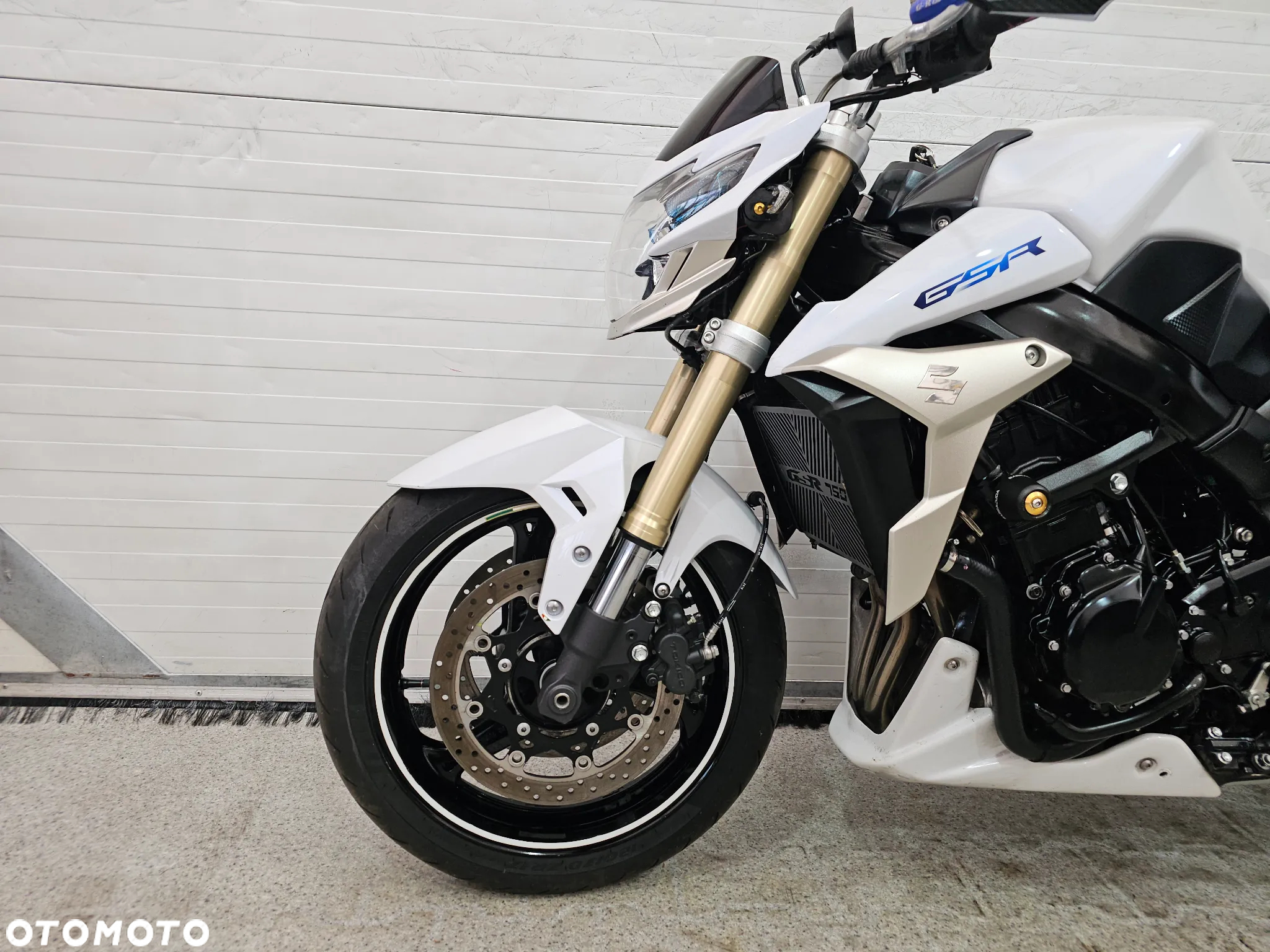 Suzuki GSR - 10