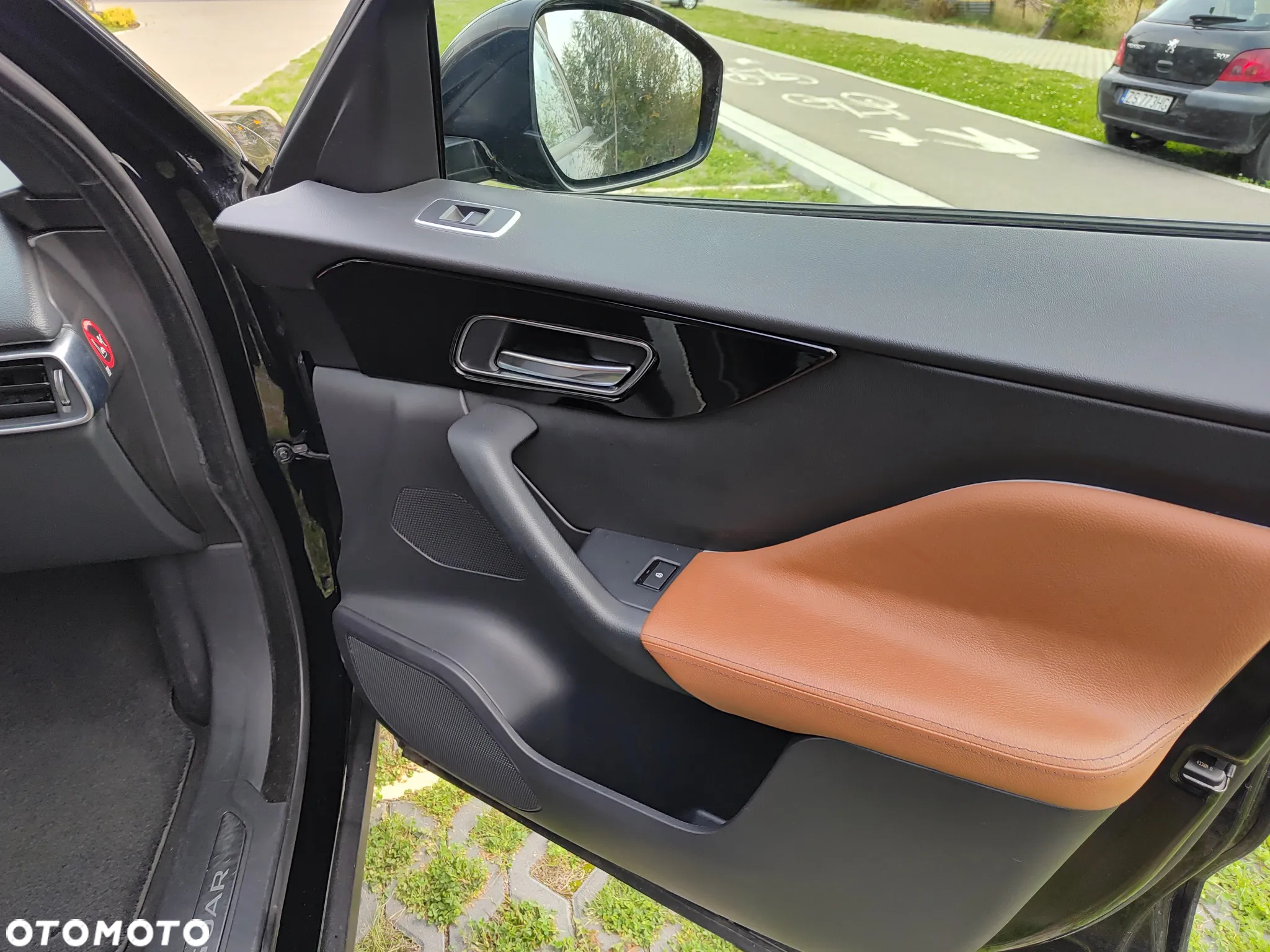 Jaguar F-Pace 2.0 i4D AWD Pure - 25