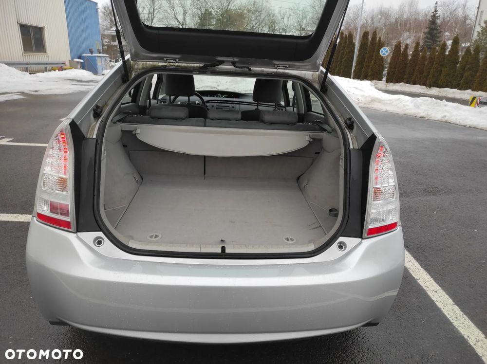 Toyota Prius (Hybrid) Life - 10