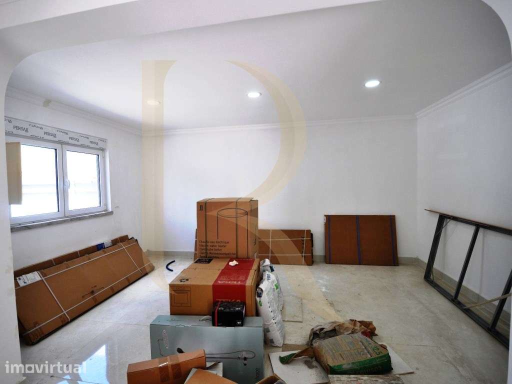 Moradia geminada remodelada T3+2 com logradouro, anexo e terraço em... - Grande imagem: 4/34