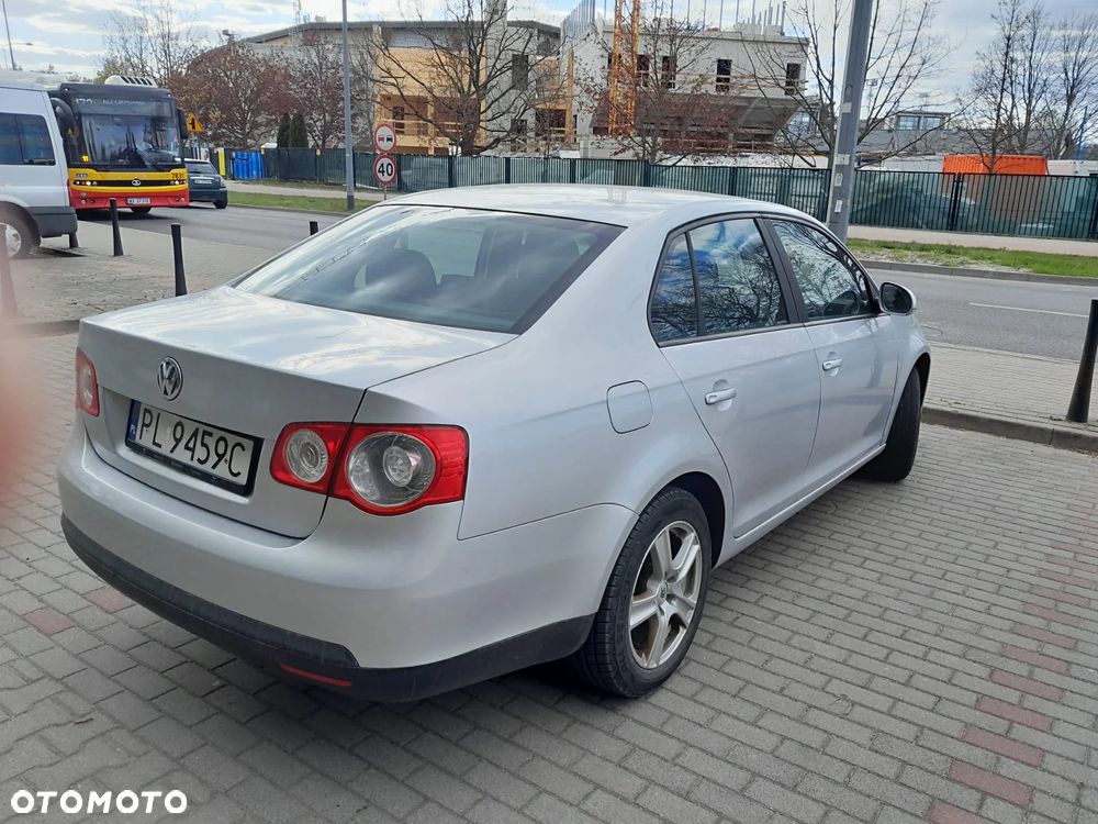 Volkswagen Jetta - 4