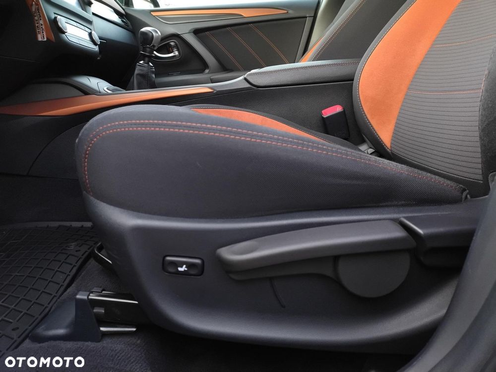 Toyota Avensis 1.8 Premium - 23