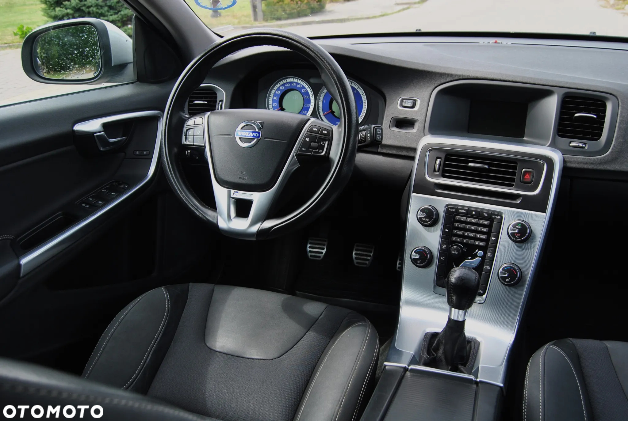 Volvo V60 D2 R-Design - 11