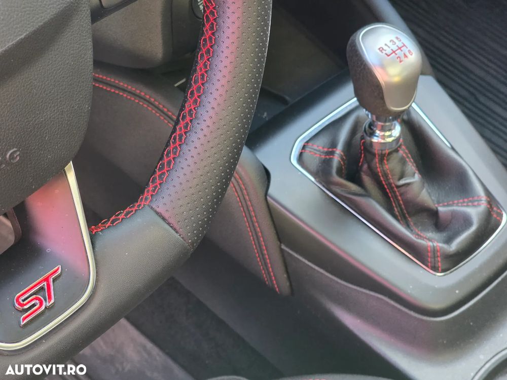 Ford Focus 1.0 EcoBoost Hybrid ST-LINE X - 36