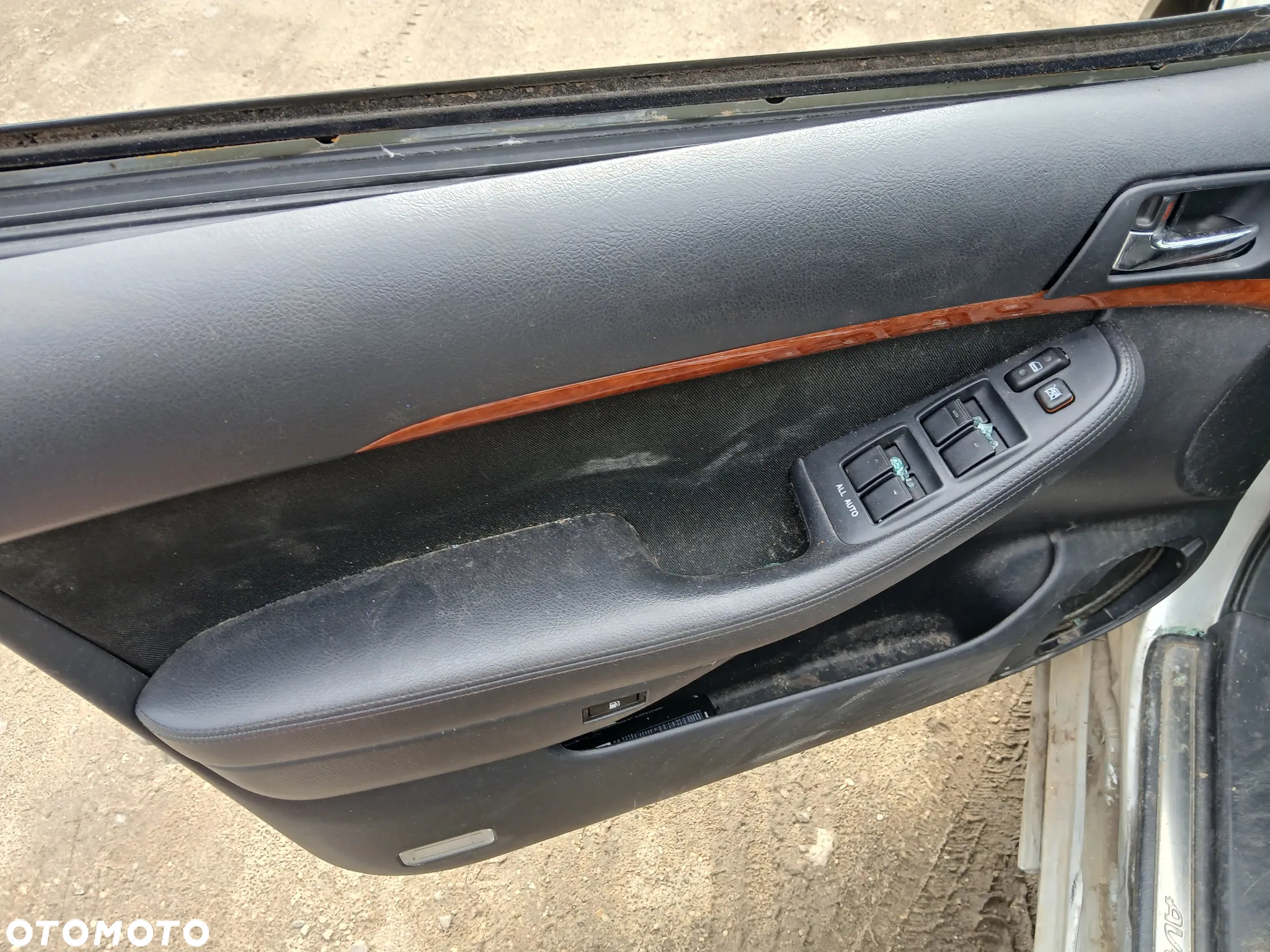 toyota avensis T25 sedan lift 1C0  fotel fotele kanapa deska kokpit podsufitka boczek boczki klamka - 3