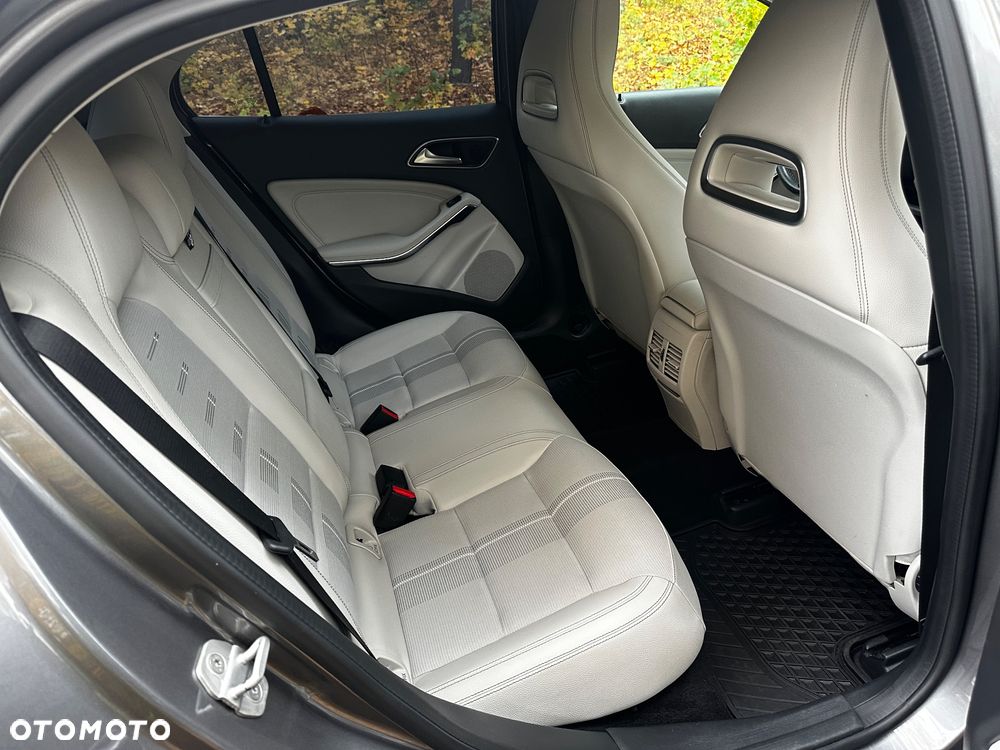 Mercedes-Benz GLA 180 7G-DCT - 14