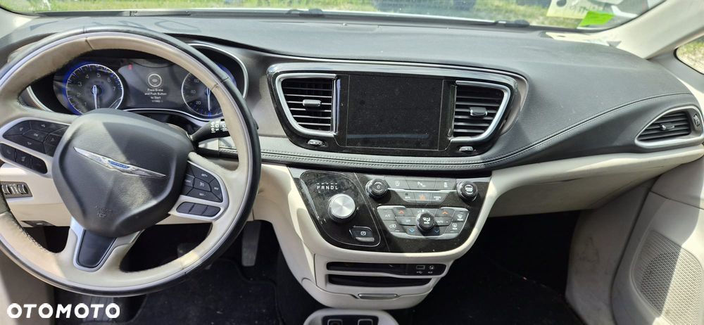 Chrysler Pacifica - 16