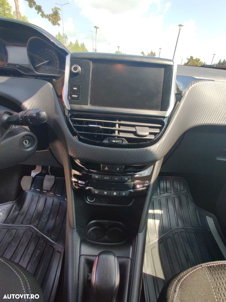 Peugeot 208 1.2 L PureTech Turbo STT Allure - 18