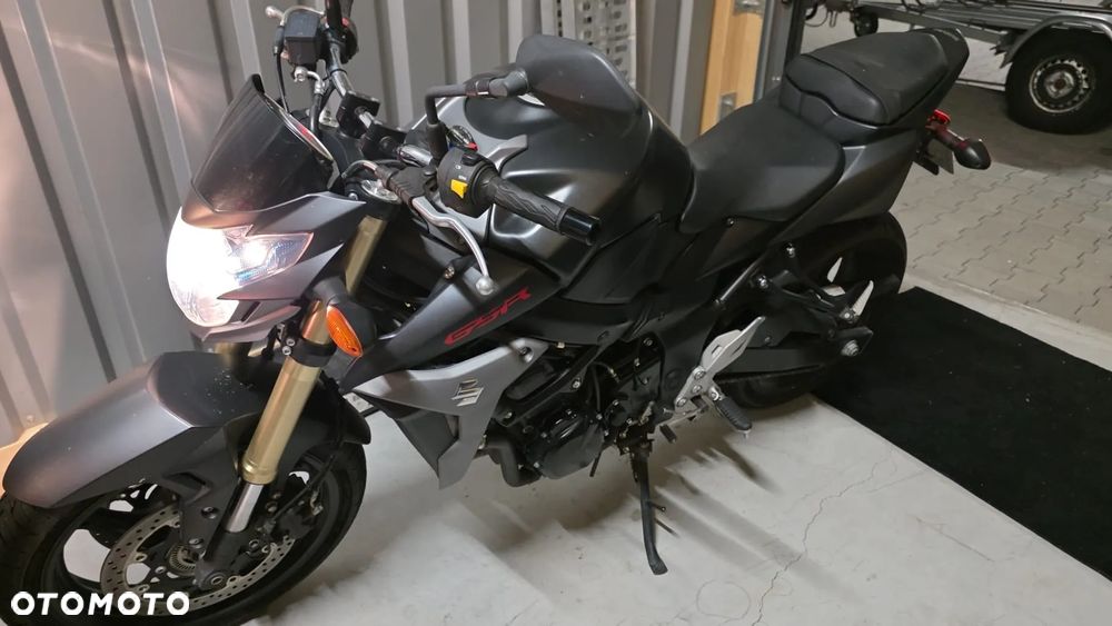 Suzuki GSR - 5
