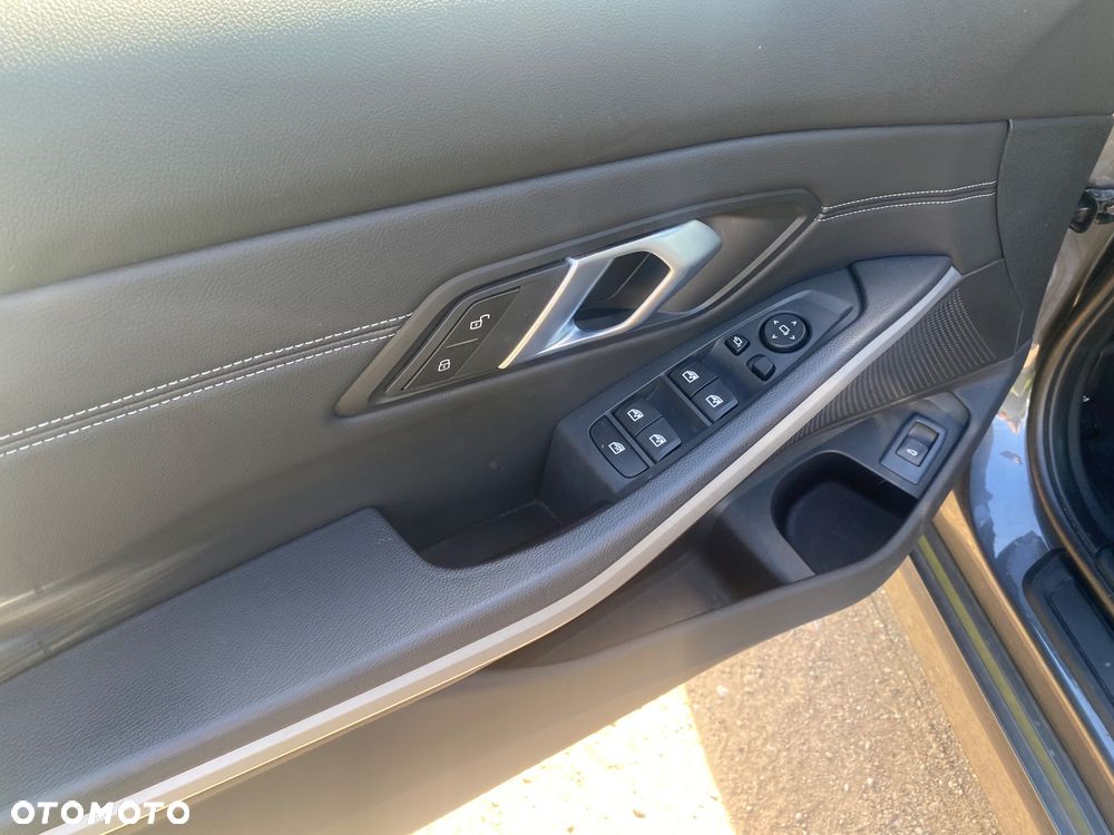 BMW Seria 3 318i - 25