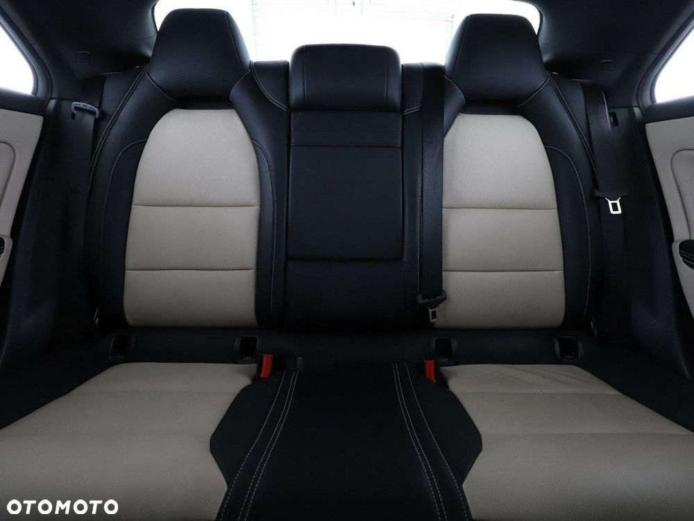 Mercedes-Benz CLA 180 7G-DCT - 19