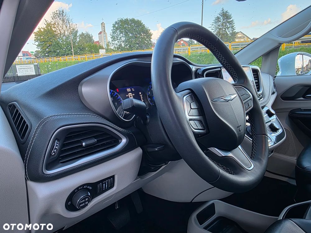 Chrysler Pacifica - 11