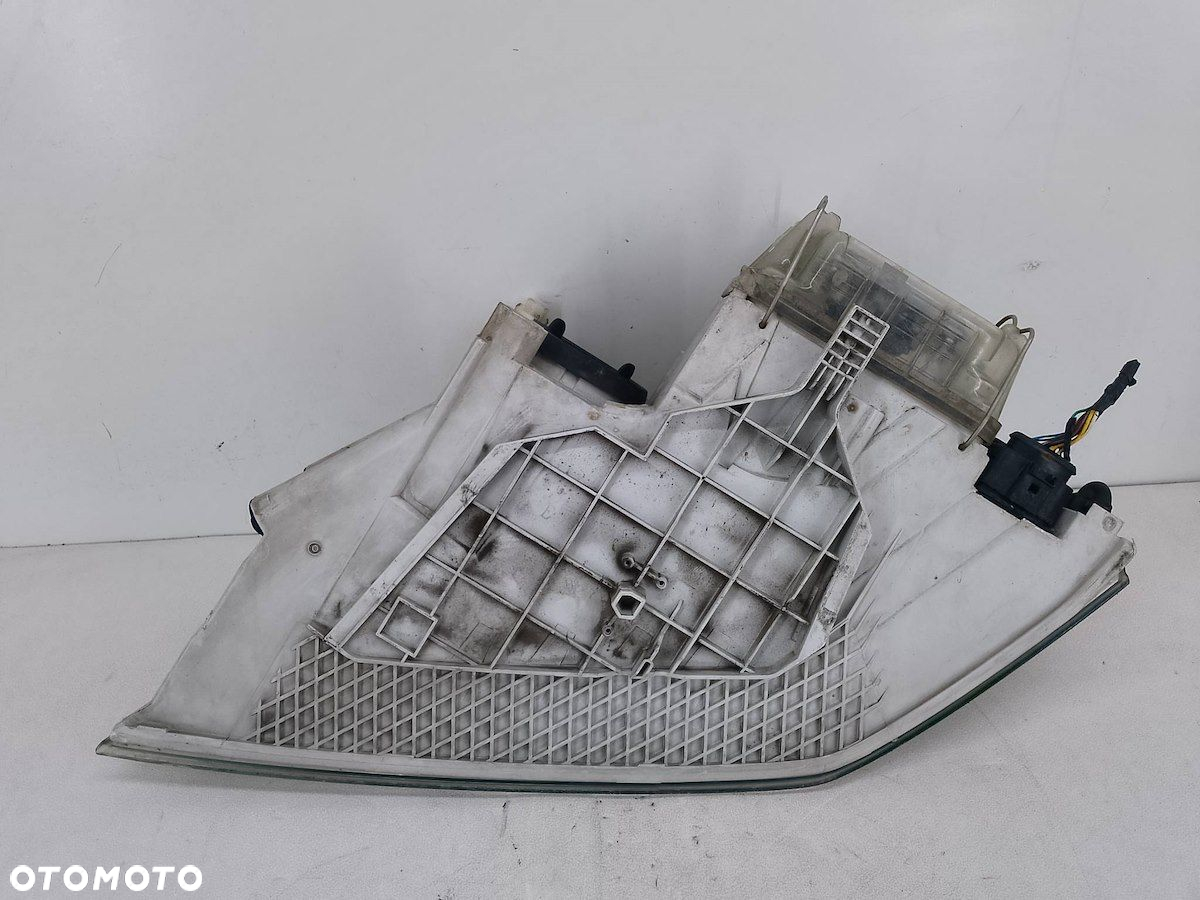 LAMPA PRZÓD PRAWA XENON SKODA OCTAVIA II 2.0 FSI KOMBI - 2