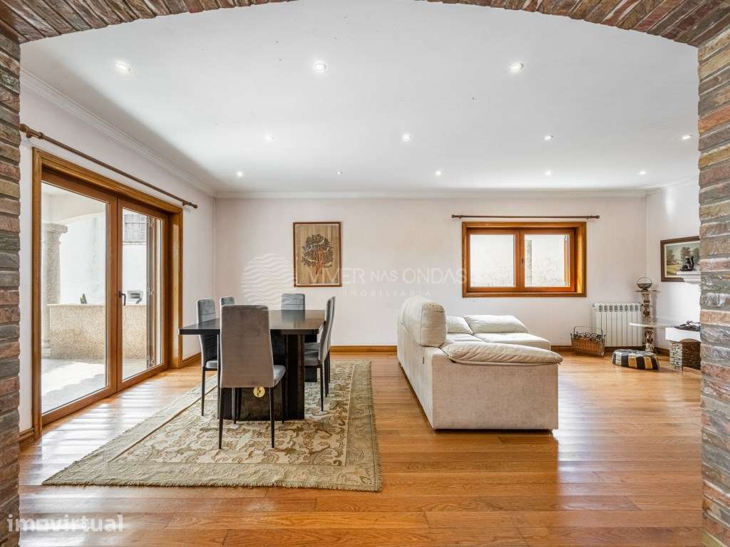 Oferta de 500€ em Cartão. Moradia Individual T6 com quarto converti... - Grande imagem: 2/54