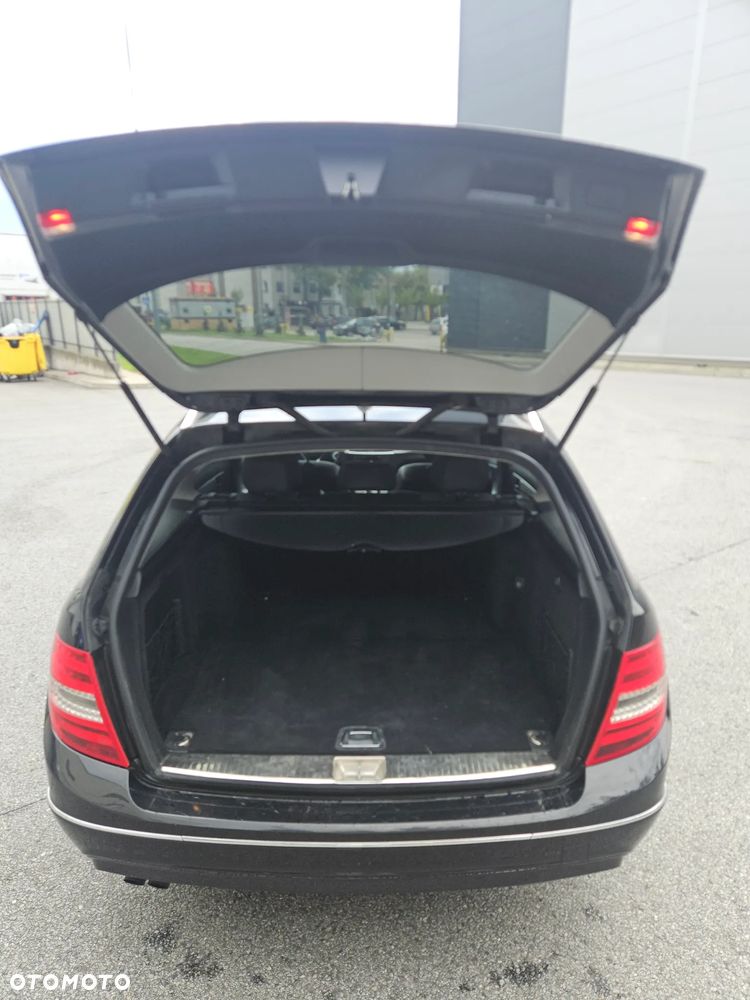 Mercedes-Benz Klasa C 180 CGI BlueEFFICIENCY Avantgarde - 34