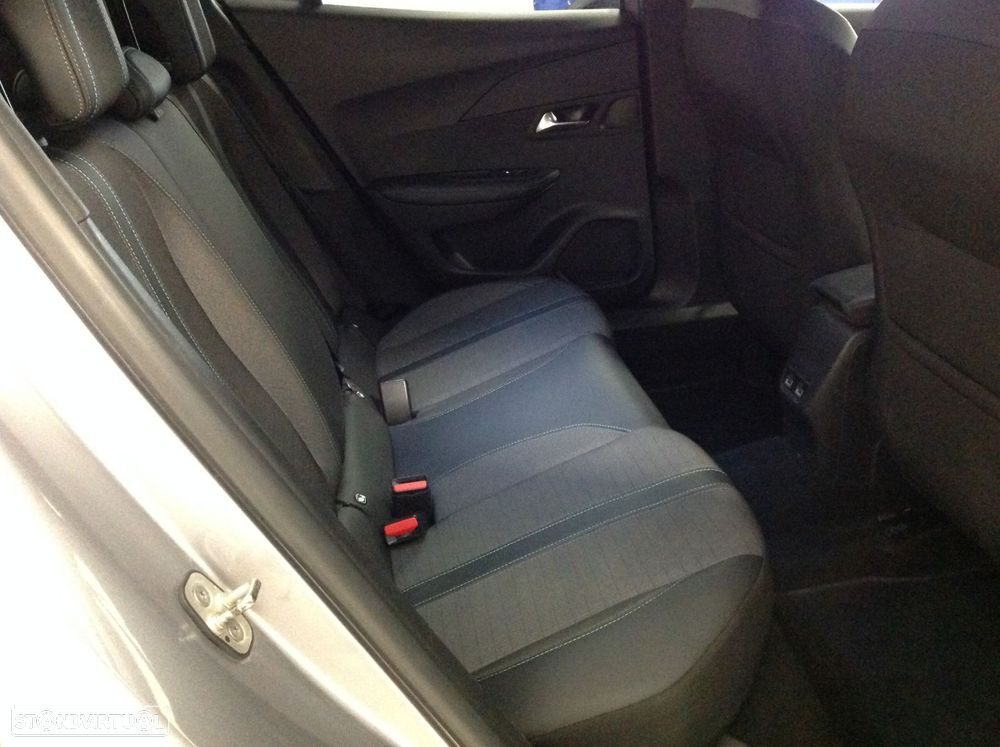 Peugeot 2008 1.2 PureTech Allure EAT8 - 21