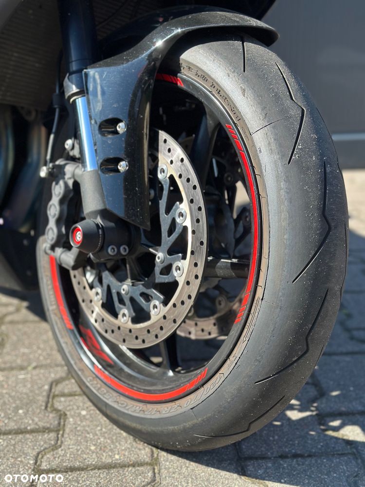 Yamaha R1 - 10