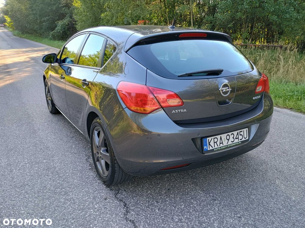 Opel Astra 2012 photo 4