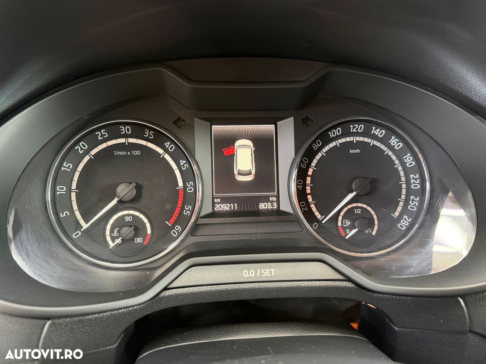 Skoda Octavia 2.0 TDI DSG RS - 10