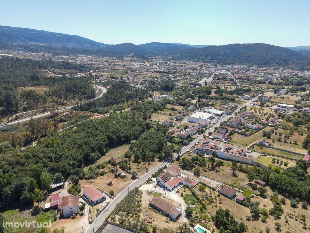 Terreno com 6.790 m² (3 artigos rústicos e 2 urbanos), localizado junt - Grande imagem: 3/27