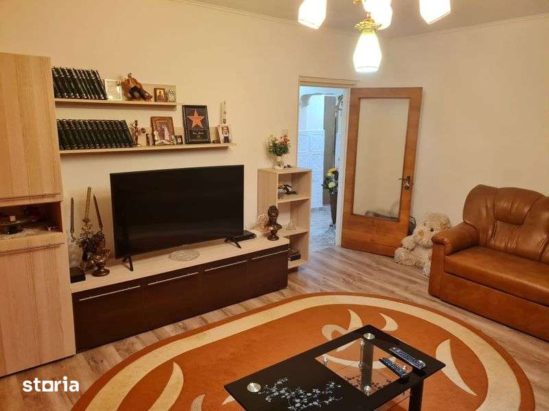 Închiriez apartament 2 camere+loc parcare — fotografia 1