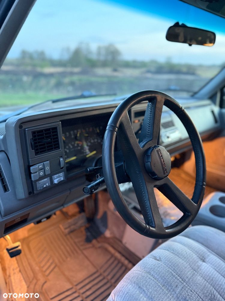 Chevrolet Suburban - 12