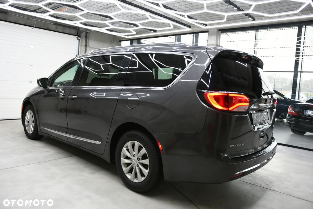 Chrysler Pacifica - 11