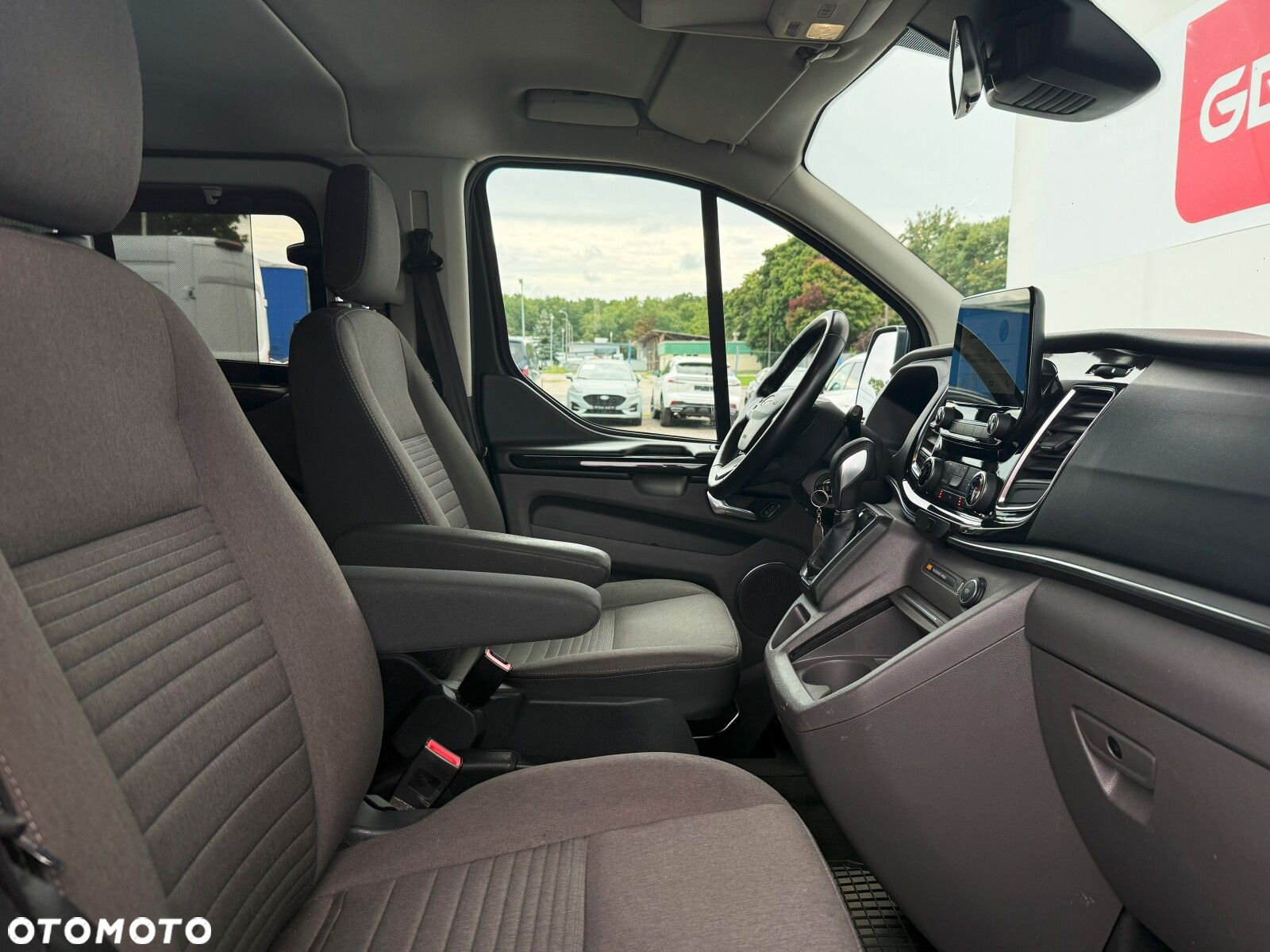 Ford Tourneo Custom - 30