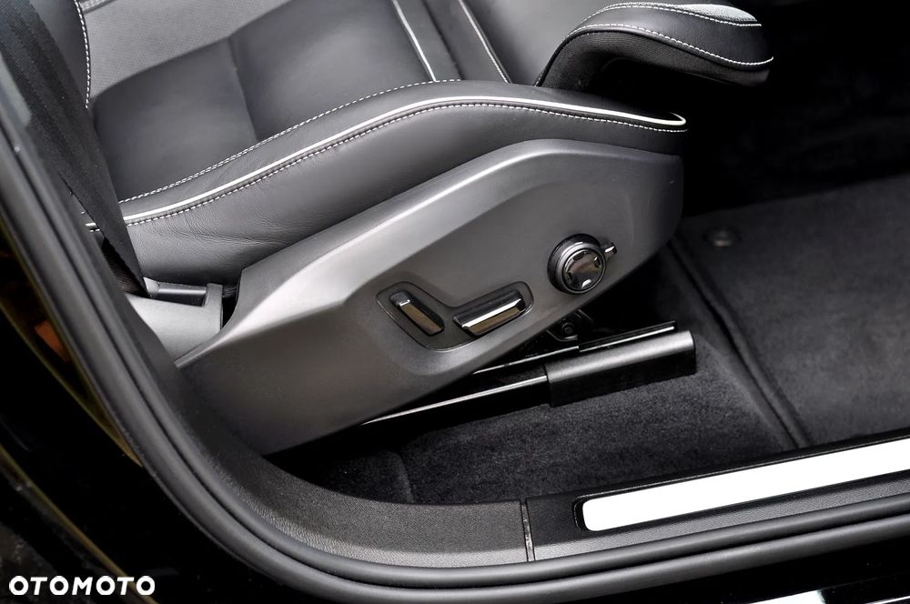 Volvo XC 60 B4 B Plus Dark - 25