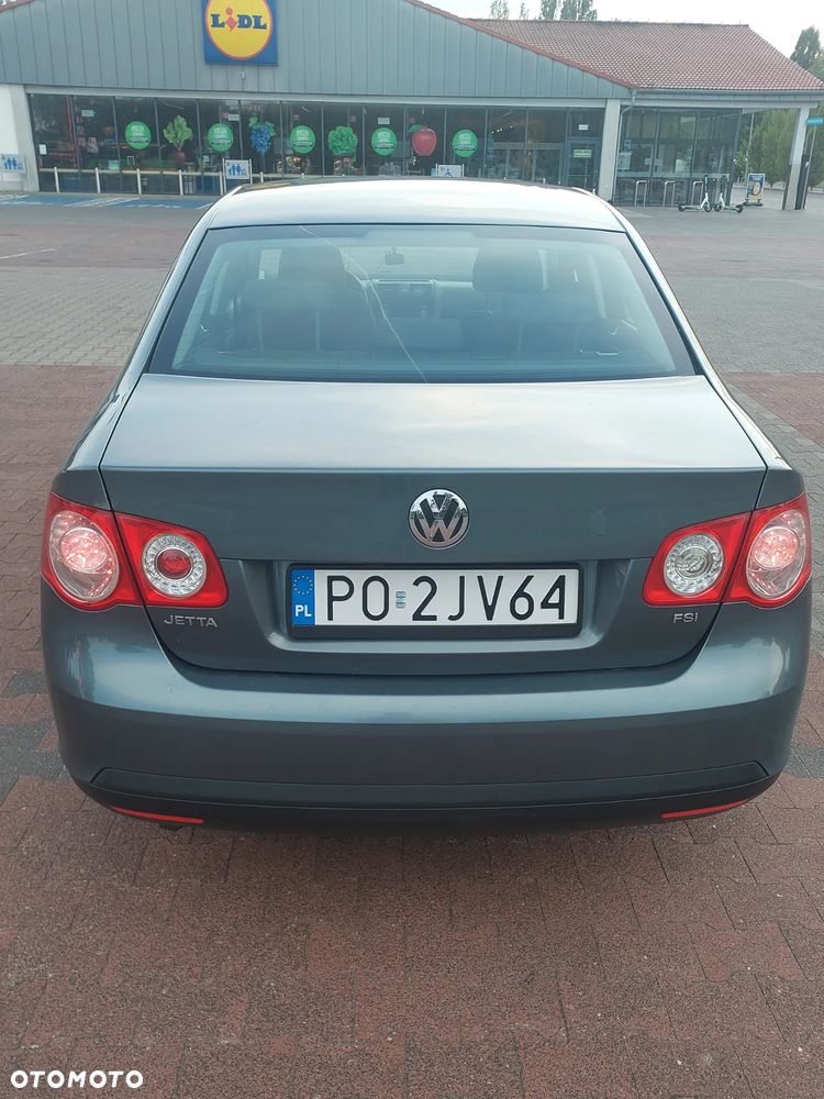 Volkswagen Jetta 1.6 FSI Trendline - 2