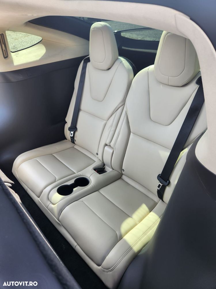 Tesla Model X - 10