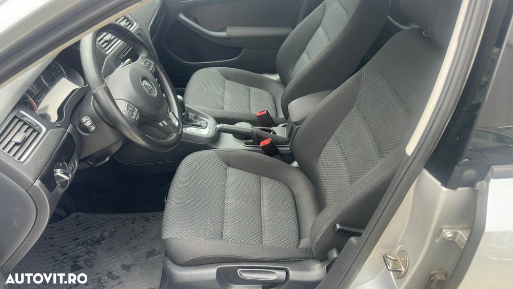 Volkswagen Jetta 1.6 TDI DSG Blue Motion Technology Comfortline - 19