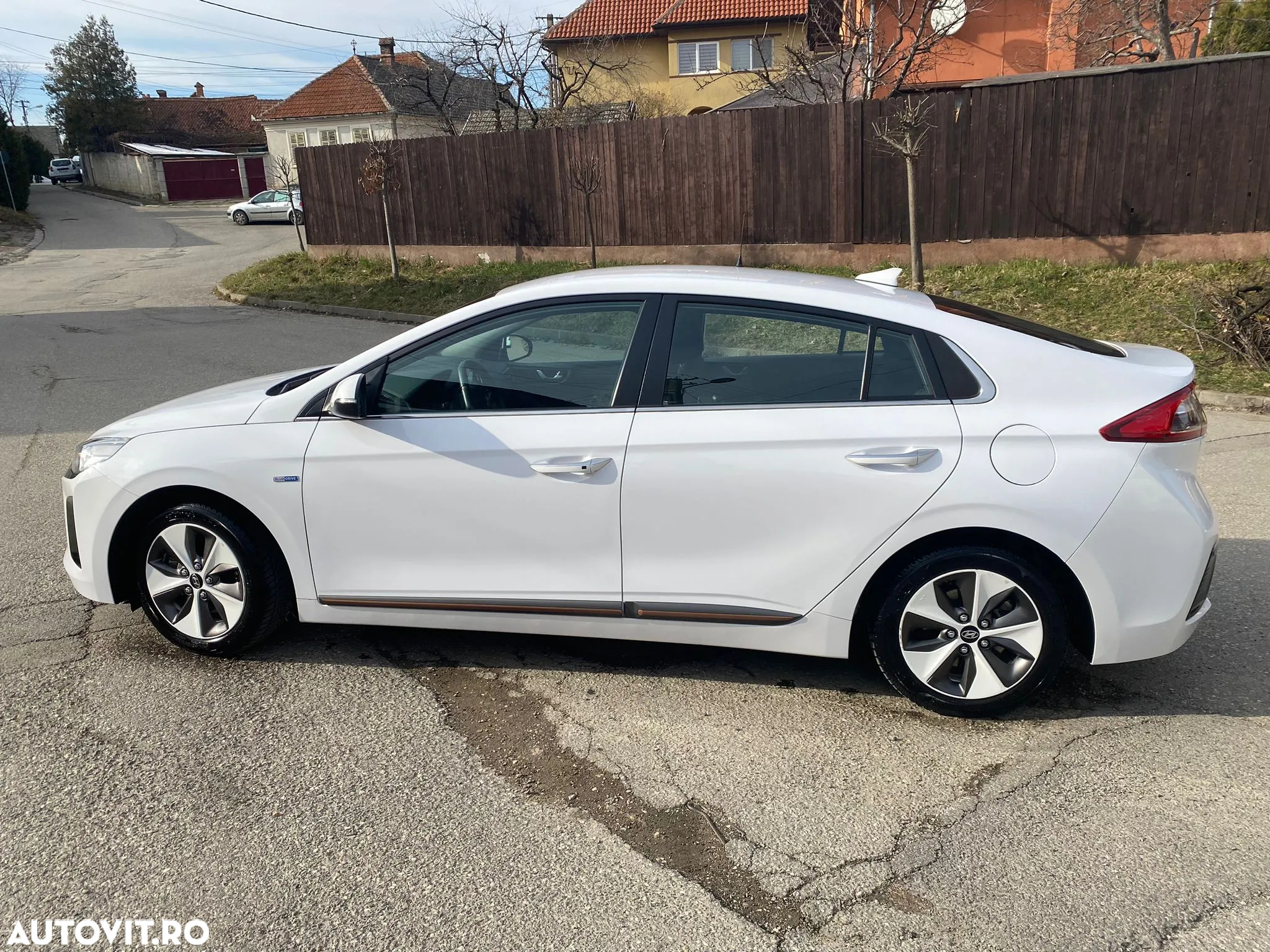 Hyundai IONIQ - 16