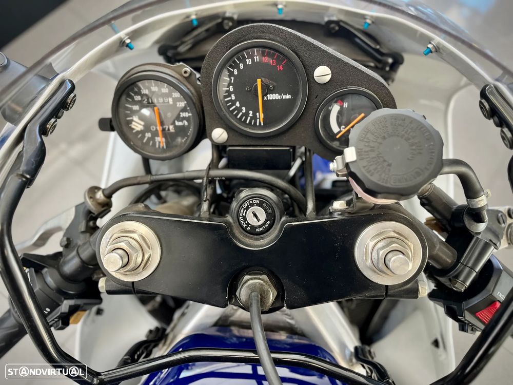 Suzuki RGV 250 - 3