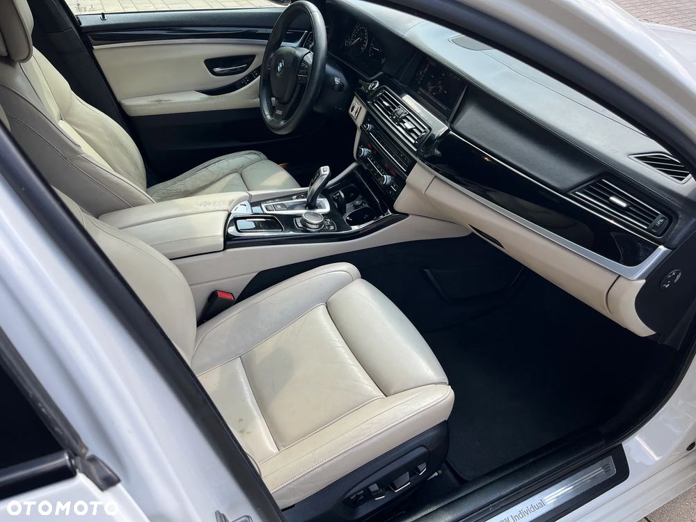 BMW Seria 5 525d xDrive - 13