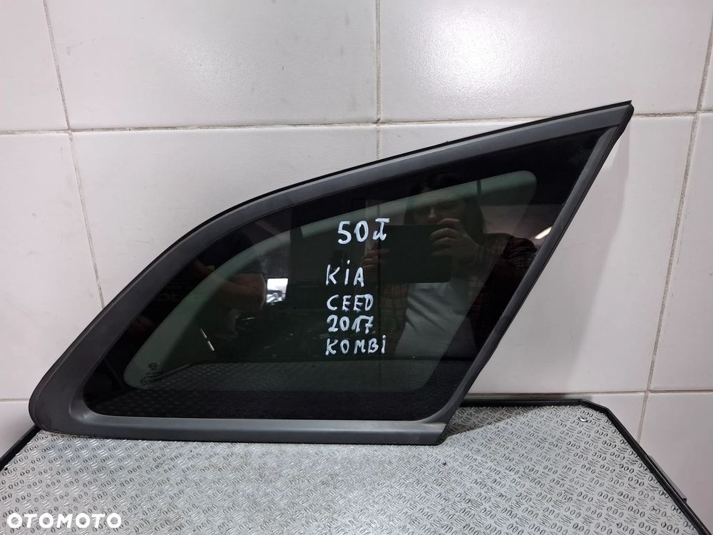Szyba boczna prawy bok Kia Ceed Kombi 2017 rok przyciemnienie S3 - 1