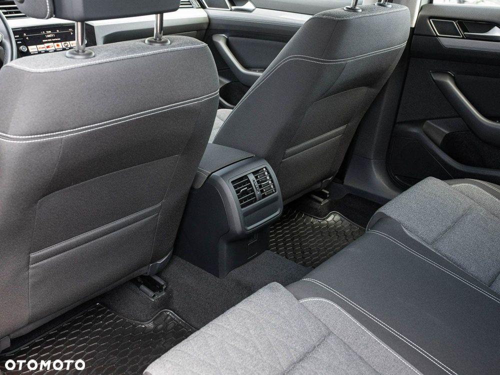 Volkswagen Passat - 25
