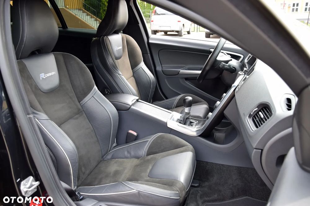 Volvo V60 D4 R-Design - 20