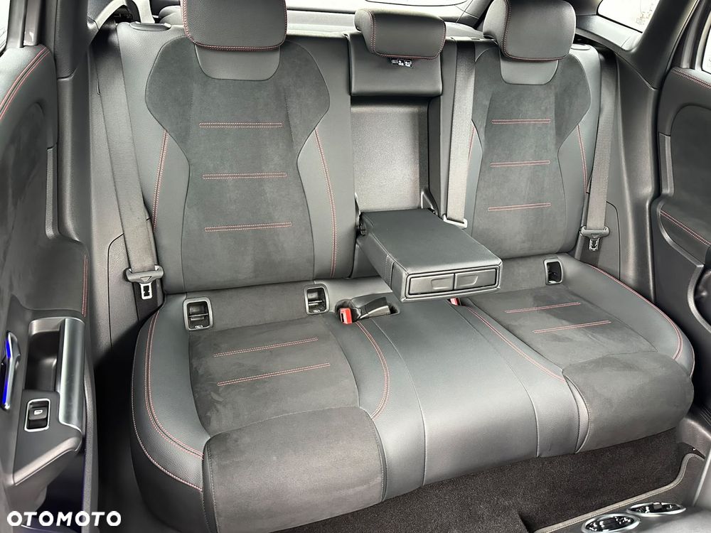 Mercedes-Benz EQA 300 66.5kWh 4-Matic AMG Line - 18