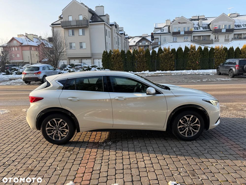 Infiniti Q30 1.5d Premium Tech Gallery White - 4