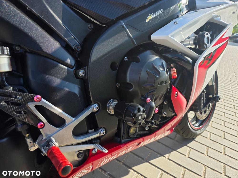 Yamaha R1 - 18