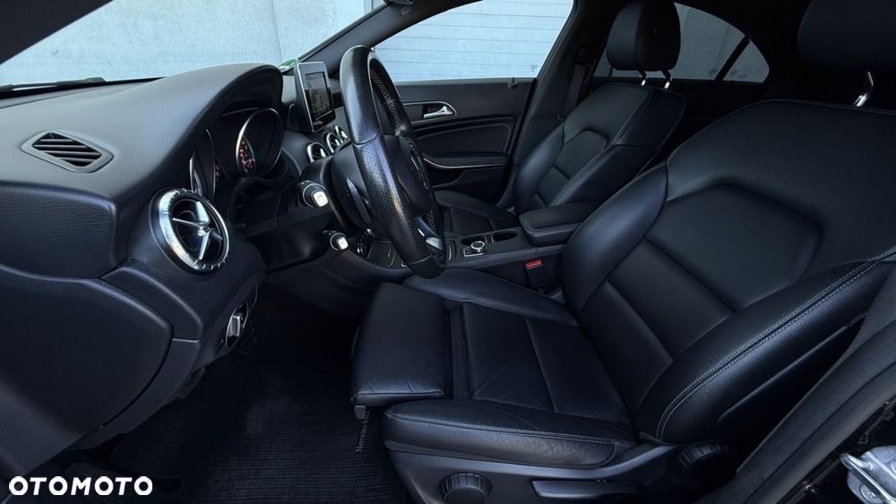Mercedes-Benz CLA 200 7G-DCT Urban - 16