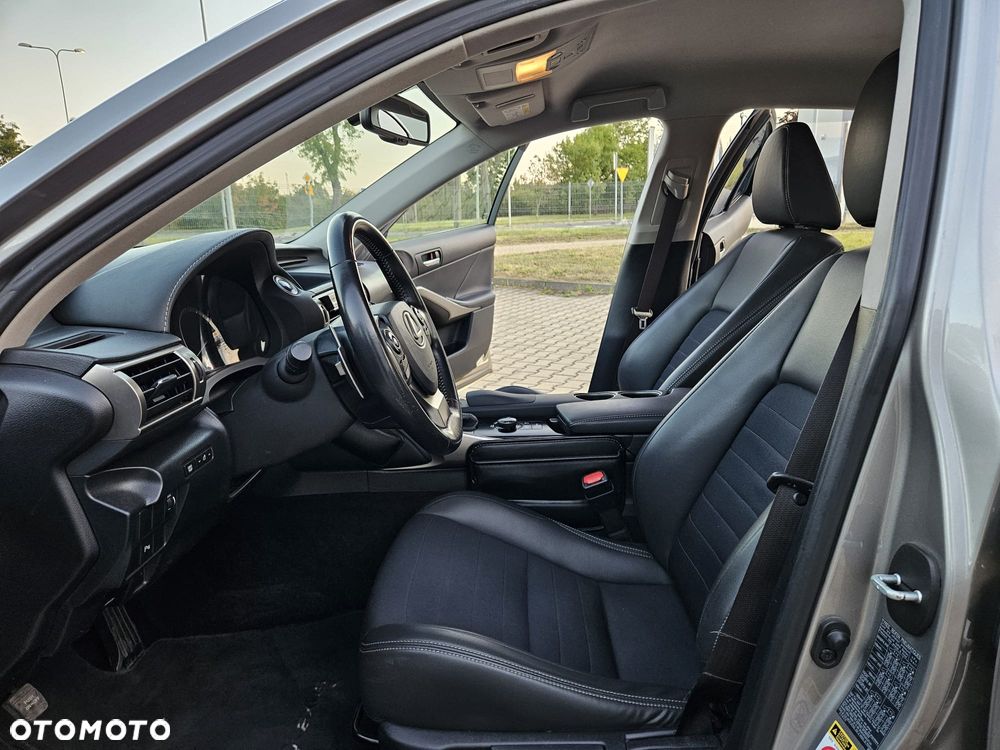 Lexus IS 300h Comfort - 19