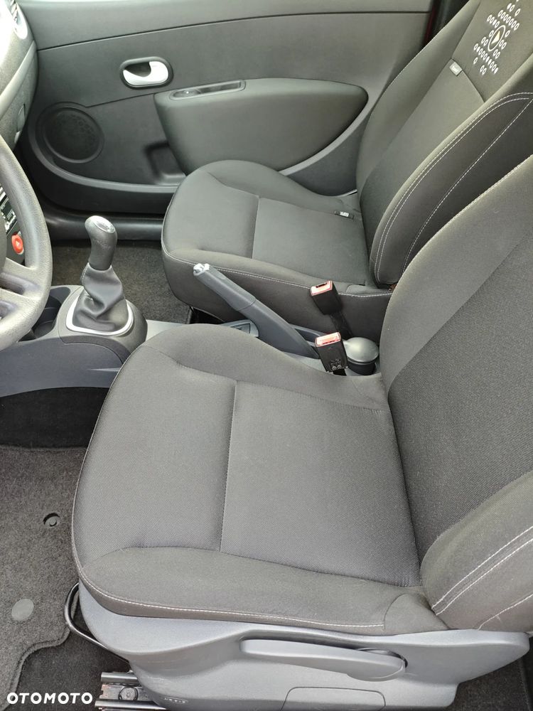 Renault Clio 1.2 16V 75 Yahoo - 9