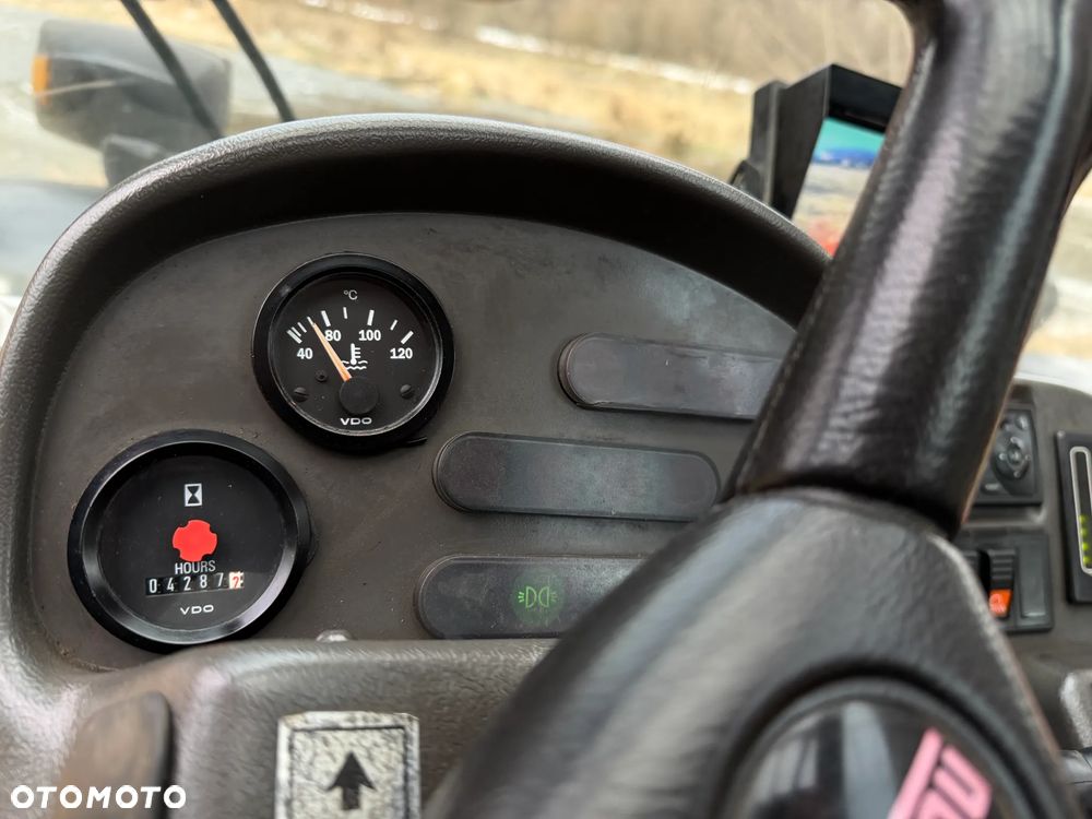 Manitou MLT523  Ładowarka teleskopowa 5m Wysięg 2,3 tony udzwig. Posuw wideł Hydrauliczny oraz rozsuwanie wideł hydr. Szybko-złącze hydrauliczne. 2x kamera PERKINS silnik TURBO  z Komuny Norweskiej! Jak Nowa 4287 mtg Zero luzów wycieków SERWISOWANA w  DEKRA.  Opony jak Nowe. Napęd 4x4 Hydrostatic REWERS - 32