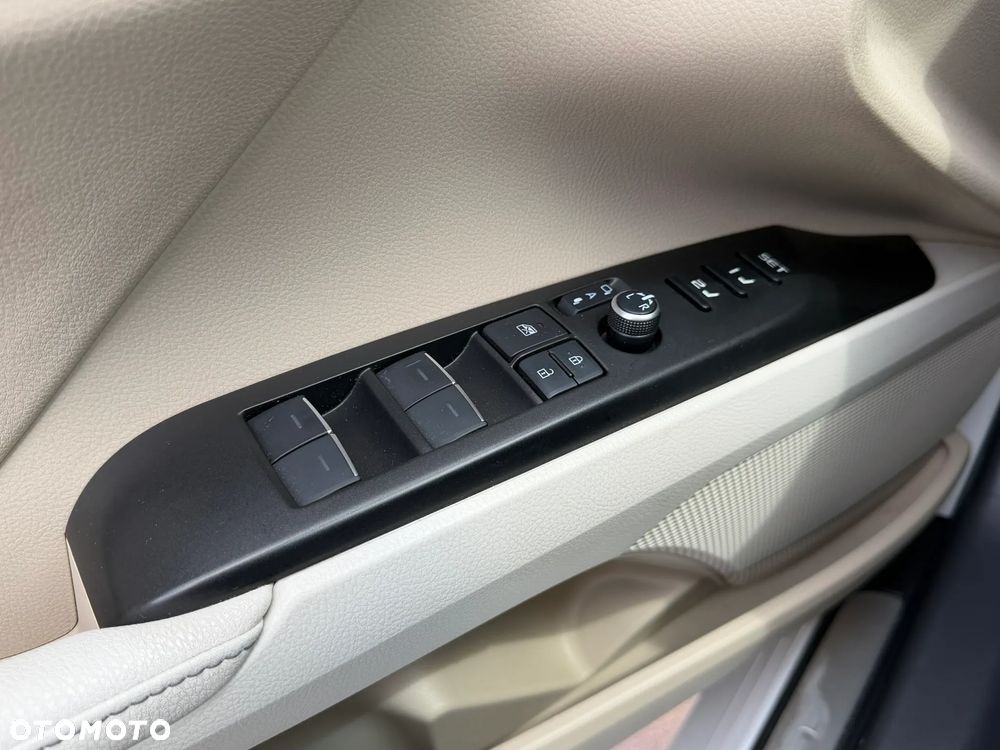Toyota Camry 2.5 Hybrid Executive CVT - 18