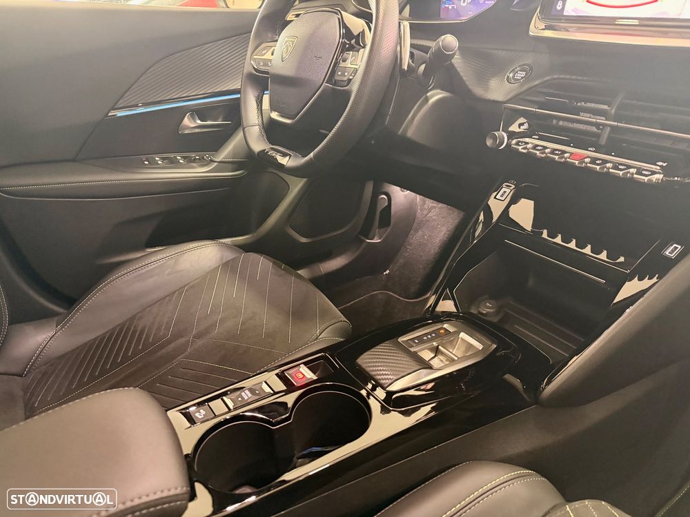 Peugeot 2008 PureTech 130 EAT8 GT - 33