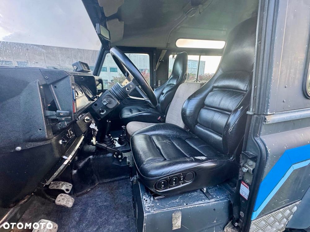 Land Rover Defender - 12