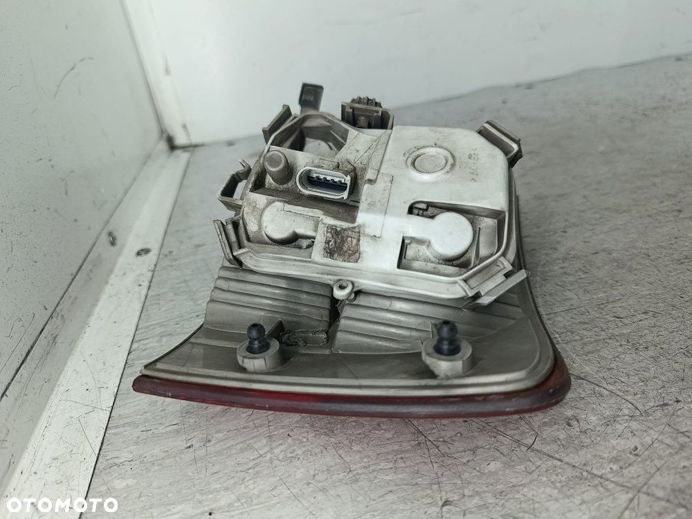 LAMPA TYLNA LEWA W KLAPE AUDI A4 B7 8E9945095.C KOMBI - 2